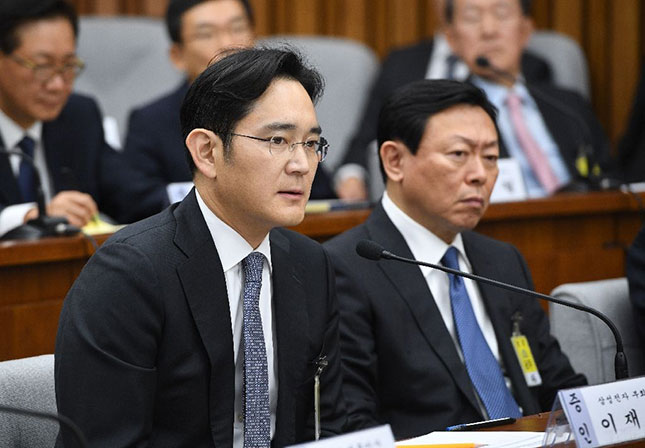 Ông Lee Jae-Yong (trái), người thừa kế của tập đoàn Samsung và Chủ tịch tập đoàn Lotte Shin Dong-Bin trả lời chất vấn tại Quốc hội.Ảnh: AFP