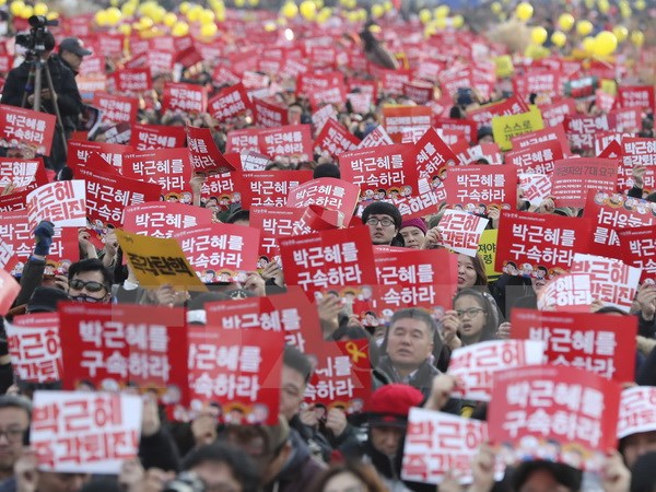 Biểu tình kêu gọi Tổng thống Park Geun-hye từ chức tại thủ đô Seoul. Ảnh: AFP/TTXVN
