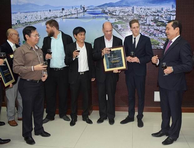 Municipal People’s Committee Chairman Huynh Duc Tho (1st right) and some of the prize-winners