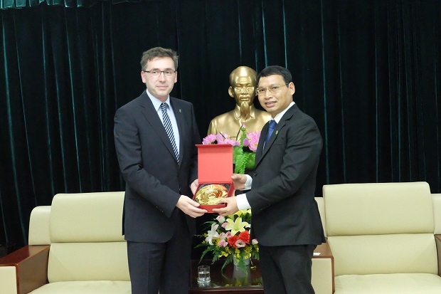 Deputy Minister Wunsch (left) and Vice Chairman Minh