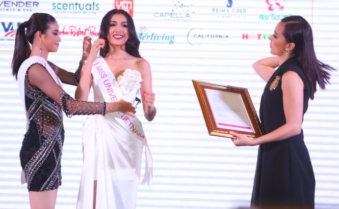 Le Hang (centre) hearing she is to represent Viet Nam at Miss Universe 2016