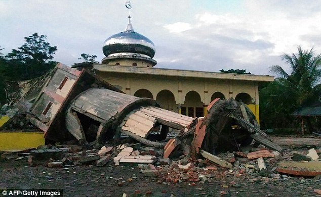 A house collapses in Aceh, Indonesia. (Source: AFP/VNA)