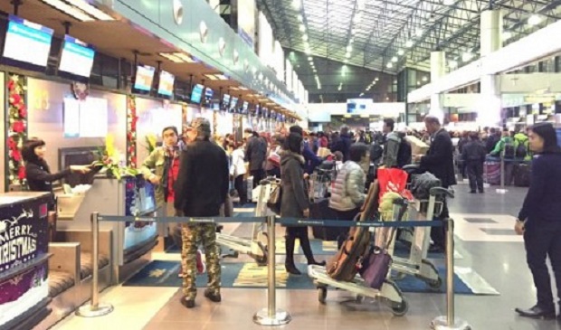 Passengers line up at check-in counters at Noi Bai International Airport in Hanoi, December 16, 2014. Tuoi Tre