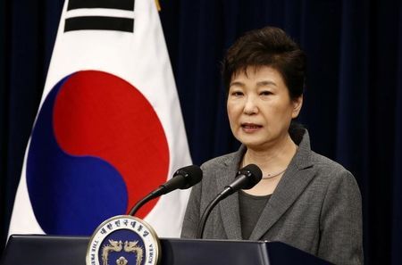 Tổng thống Park Geun-hye đối mặt với yêu cầu từ chức. Ảnh: Reuters