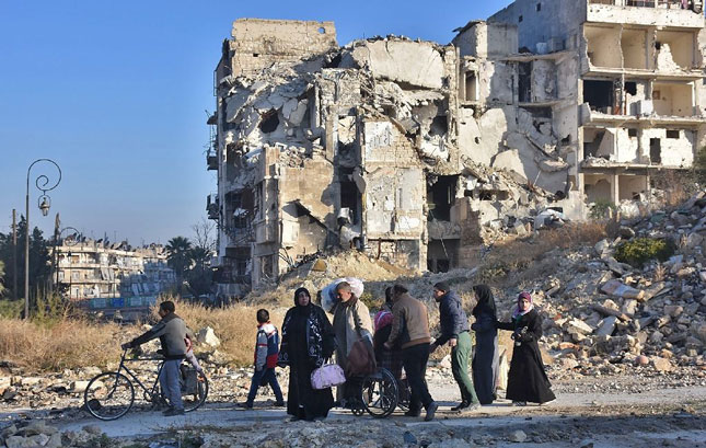 Người dân được sơ tán khỏi khu vực phía đông Aleppo.  		                        Ảnh: AP