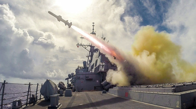 Tàu khu trục USS Fitzgerald của Mỹ phóng tên lửa trong một cuộc tập trận ở Guam. Ảnh: RT
