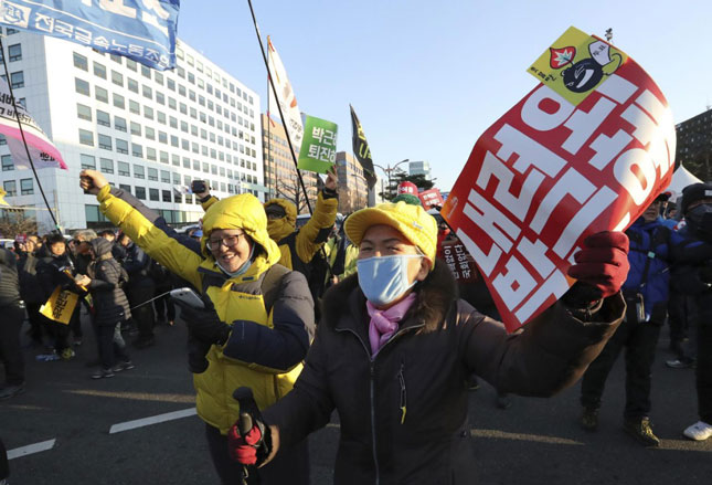 Những người biểu tình vui mừng khi Quốc hội bỏ phiếu luận tội Tổng thống Park Geun-hye. Ảnh: AP