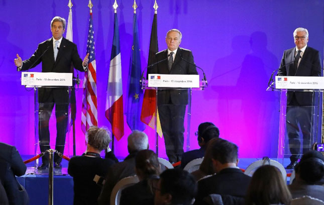 Ngoại trưởng Mỹ John Kerry (trái), Ngoại trưởng Pháp Jean-Marc Ayrault (giữa) và người đồng cấp Đức Frank-Walter Steinmeier tham gia cuộc họp ở Paris.         Ảnh: AP