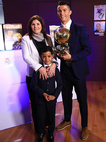 Cùng chung vui với Ronaldo còn có mẹ đẻ và con trai của CR7.