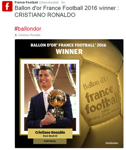 Đây là lần thứ 4 trong sự nghiệp, Ronaldo nhận giải thưởng Quả bóng Vàng (Ảnh: France Football).