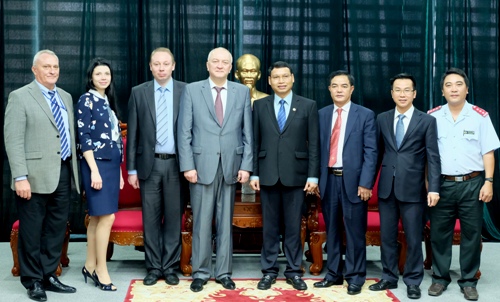 Vice Chairman Minh (fourth right) with the Russian delegation (Photo: danang.gov.vn)