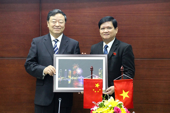Phó Chủ tịch HĐND thành phố Nguyễn Nho Trung tặng quà lưu niệm cho ông Li Jingrui, Chủ tịch Hội đồng Nhân đại thành phố Đại Liên (Trung Quốc)