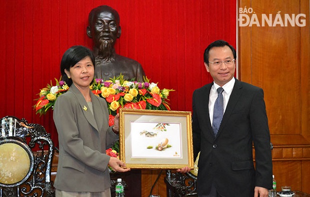  Ambassador Ping Kitnikone (left) and Secretary Anh