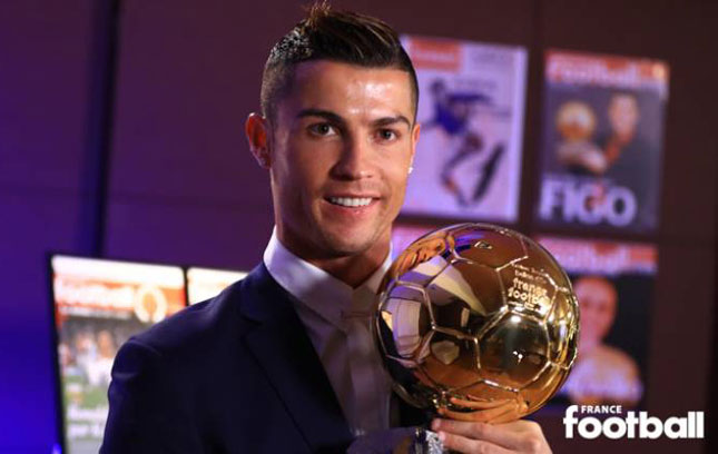 C.Ronaldo trở thành cầu thủ giành Quả bóng Vàng thứ 61 do tạp chí FranceFootball bầu chọn. (ảnh trên trang bìa tạp chí FranceFootball, số ra ngày 13-12-2016)