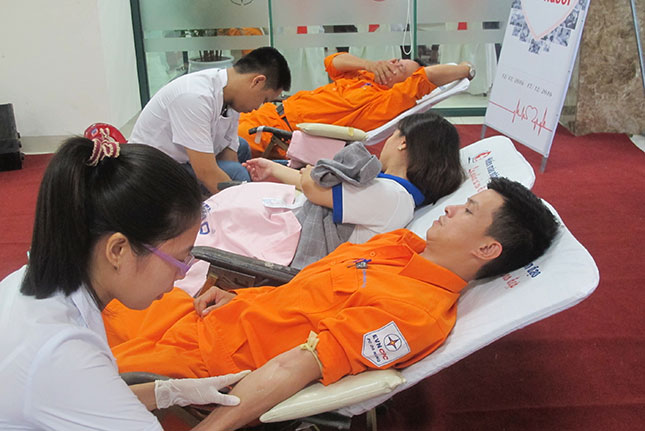 Đoàn viên, thanh niên Tổng Công ty điện lực miền Trung hiến máu tình nguyện.