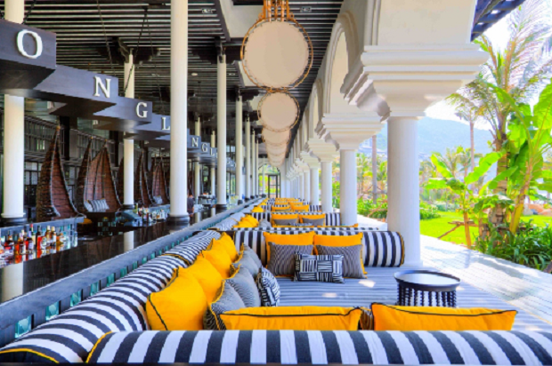 The impression that InterContinental Danang Sun Peninsula Resort provides does not just stop at the interior architecture. More than that, it's the experience. For example, the Long Bar by the beach is designed with contemporary style.