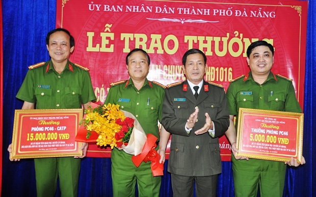  Director Tam (2nd right) presenting the reward to representatives from the Economic Crime Investigation Division  