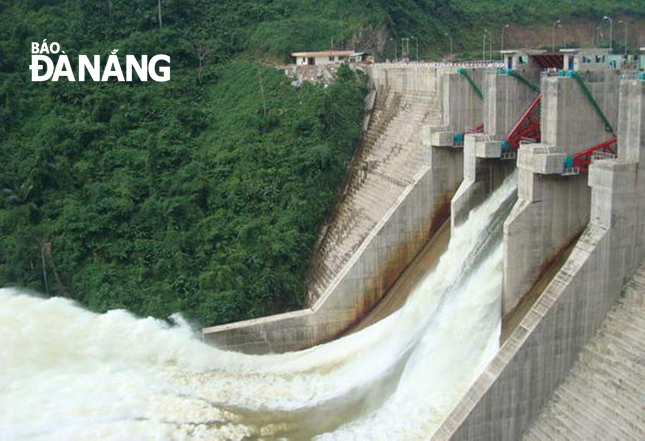 Cùng với Đăk Mi 4, hồ thủy điện A Vương bắt đầu xả lũ về sông Vu Gia vào sáng 14-12, trong khi mực nước sông đang ở gần mức báo động 3. Ảnh: HOÀNG HIỆP