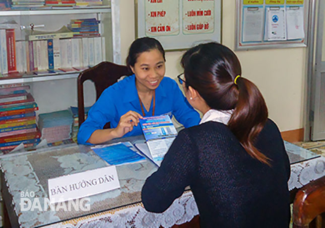 Xã Hòa Phước đẩy mạnh công khai, minh bạch thông tin để phục vụ người dân tốt hơn. TRONG ẢNH: Đoàn viên thanh niên xã Hòa Phước hướng dẫn người dân thực hiện các thủ tục hành chính công.