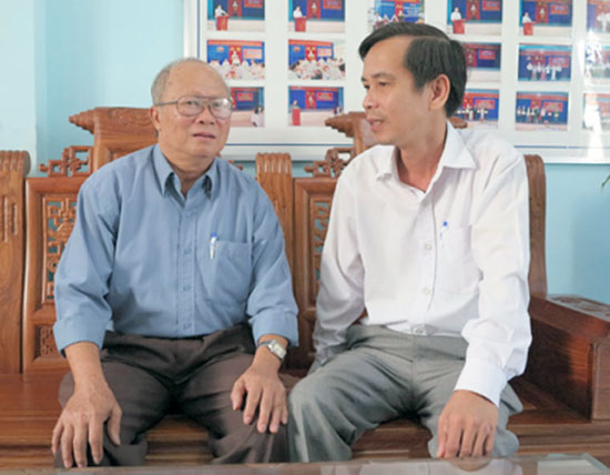 Với sự tận tâm, nhiệt huyết của mình, ông Nguyễn Quyên (bên phải) luôn hoàn thành xuất sắc nhiệm vụ, được dân mến, đồng nghiệp tin tưởng. 