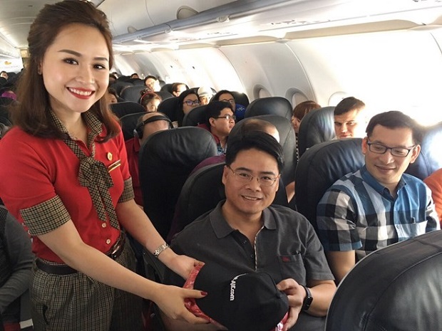 Passengers receive gifts from staff. (Photo: Vietjet)