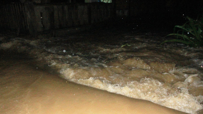 Nước lũ chảy siết tại xã Đại An rạng sáng 15-12 - Ảnh: