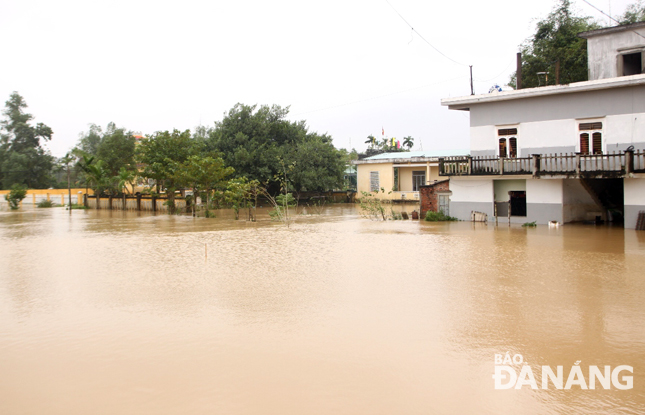 Nhiều khu vực dân cư của xã Hòa Tiến bắt đầu ngập trong lũ từ trưa 15-12