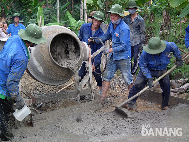 Thanh niên tình nguyện làm đường giao thông nông thôn.