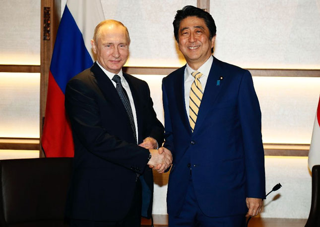 Tổng thống Nga Vladimir Putin (trái) và Thủ tướng Nhật Bản Shinzo Abe gặp gỡ tại Nagato, tỉnh Yamaguchi. 							Ảnh: AFP