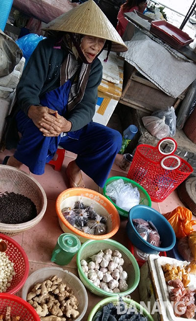 Tại một số chợ quê, ngay cả những món tưởng rất quê kiểng như ít hạt tiêu, mấy trái bồ kết khô... thực tế cũng là hàng buôn đi bán lại. Ảnh: T.T