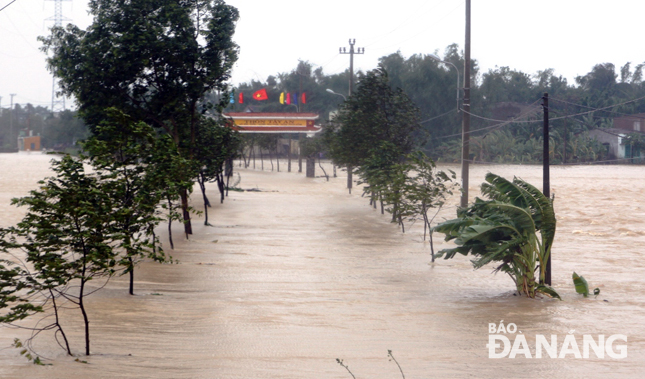 Tuyến đường dẫn vào thôn Tây An, xã Hòa Châu, huyện Hòa Vang đã bị ngập sâu hơn 1m