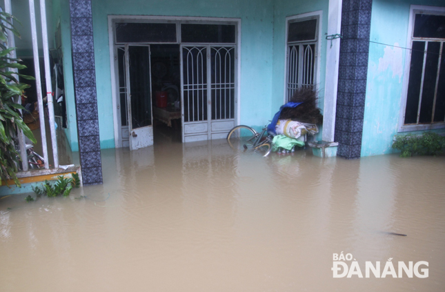 Nhiều nhà dân ở thôn Lệ Sơn Bắc, xã Hòa Tiến, huyện Hòa Vang đã bị ngập trong lũ