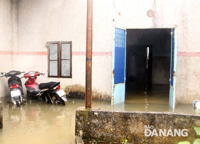 Nhiều nhà dân ở khu vực tổ 40, phường Hòa Xuân, quận Cẩm Lệ cũng đã bị lũ tràn vào