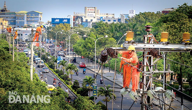 Nguồn nhân lực ngày càng lớn mạnh về chất và lượng đã góp phần quan trọng vào sự phát triển vượt bậc của Điện lực Đà Nẵng. 					          Ảnh: P.V