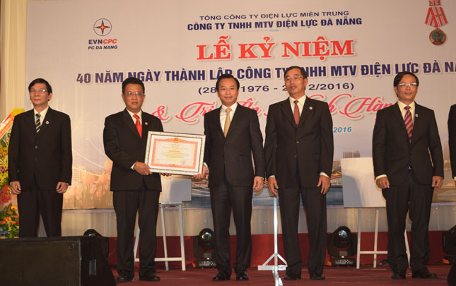 Bí thư Thành ủy Nguyễn Xuân Anh trao Bằng khen của Thủ tướng Chính phủ cho tập thể Công ty TNHH MTV Điện lực Đà Nẵng