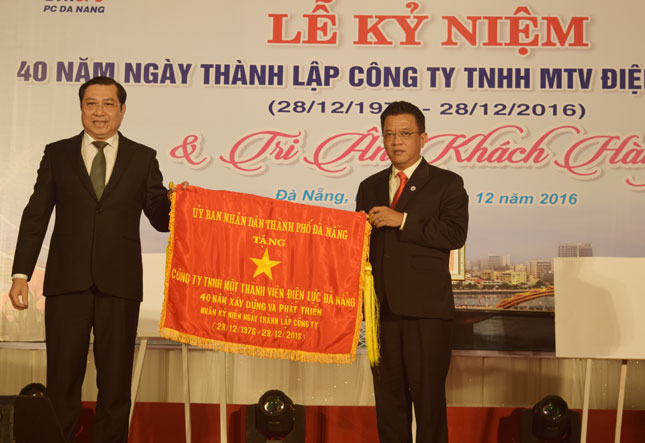 Chủ tịch UBND thành phố Huỳnh Đức Thơ tặng cờ thi đua của thành phố cho tập thể đơn vị