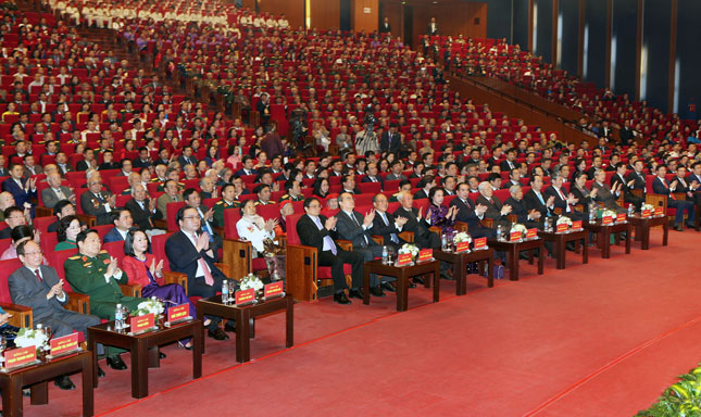 Các đồng chí lãnh đạo và nguyên lãnh đạo Đảng, Nhà nước và các đại biểu dự lễ kỷ niệm.  Ảnh: TTXVN