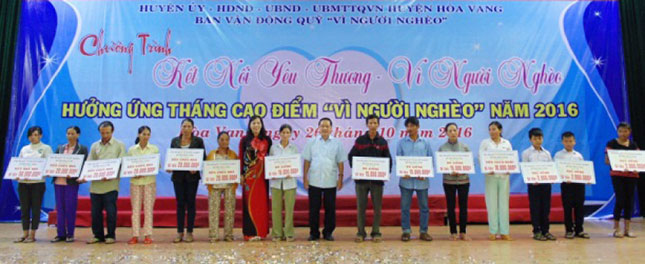 Huyện Hòa Vang hỗ trợ sửa chữa nhà, phương tiện sinh kế cho hộ nghèo và học bổng cho học sinh con hộ nghèo từ nguồn vận động của chương trình “Kết nối yêu thương – Vì người nghèo” năm 2016.