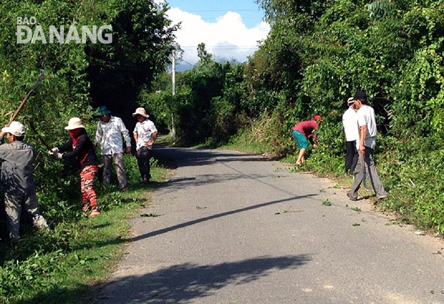 Cán bộ và nhân dân thôn Hòa Khê ra quân ngày chủ nhật xanh-sạch-đẹp.