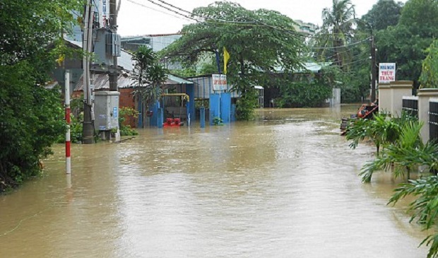 A residential area in the south-central province of Binh Dinh was still flooded as of the afternoon of December 17, 2016. Tuoi Tre