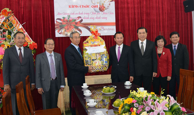 Đoàn lãnh đạo thành phố chúc mừng Giáng sinh tại Hội Truyền giáo Cơ đốc  Việt Nam 