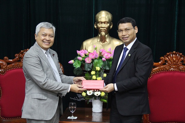 Indonesian Ambassador Hadi (left) and Vice Chairman Minh (right) 