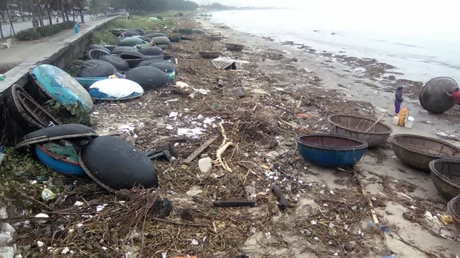 Bãi biển dọc theo đường Nguyễn Tất Thành đoạn thuộc phường Xuân Hà bị tấp đầy rác.