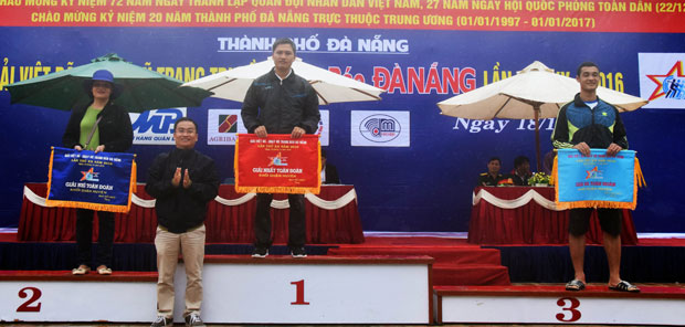  DA NANG Newspaper’s Deputy Editor-in-Chief, Hua Van Hai, and representatives of the districts’ category prizewinners