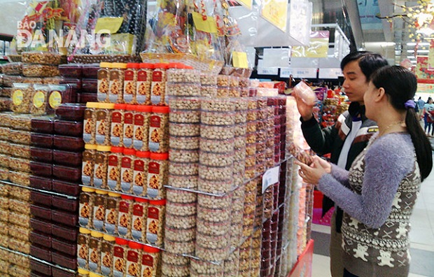 Shoppers buying Tet products at a local supermarket