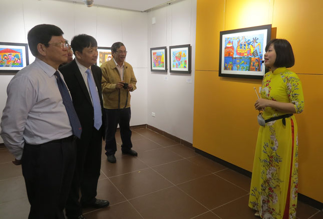 Vice Chairman Dung (2nd left) listening to an introduction to the museum’s 1st floor