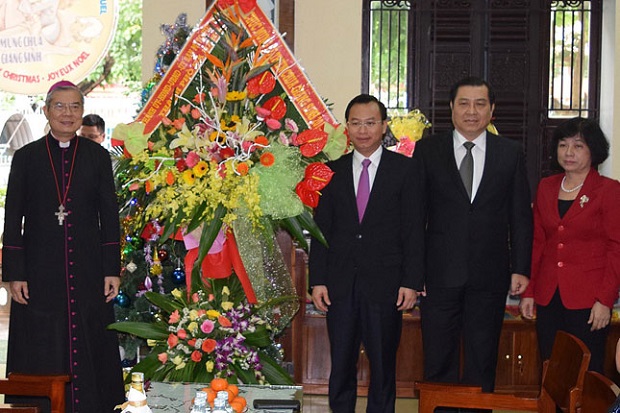  Secretary Anh (centre) with municipal People’s Committee Chairman Huynh Duc Tho (2nd right) and Bishop Ngan (1st left)