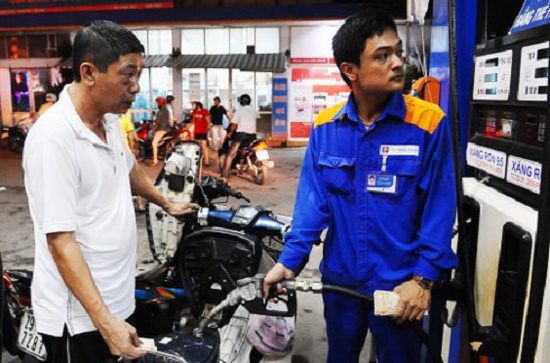 A man has a refill in Hanoi. Photo by VnExpress