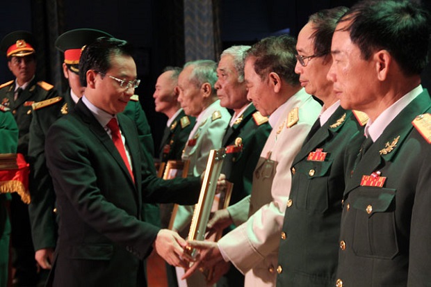  Secretary Anh (left) presenting Fatherland Defence Orders to the honourees