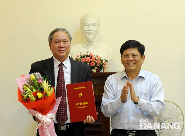  Deputy Secretary Tri (right) and Editor-in-Chief Dinh